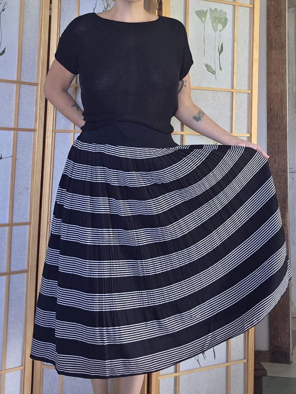 VTG Y2K Black Skirt - Flattering Versatile Striped & Pleated MetroWear Skirt